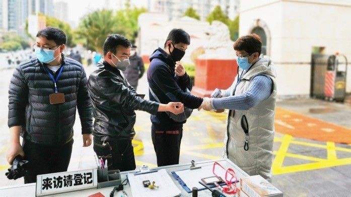 執(zhí)行《疫情期間進出公司大門人員及車輛管理規(guī)定》