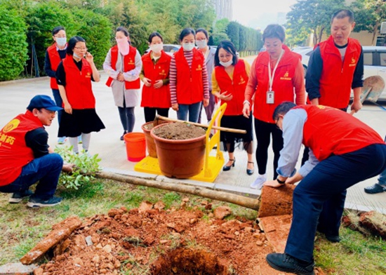 對(duì)話自然　對(duì)話英雄　不忘初心　革新破浪